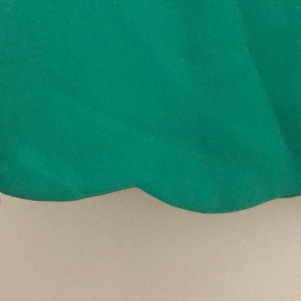 Green scalloped hem dress. Size small - Picture 6 of 6